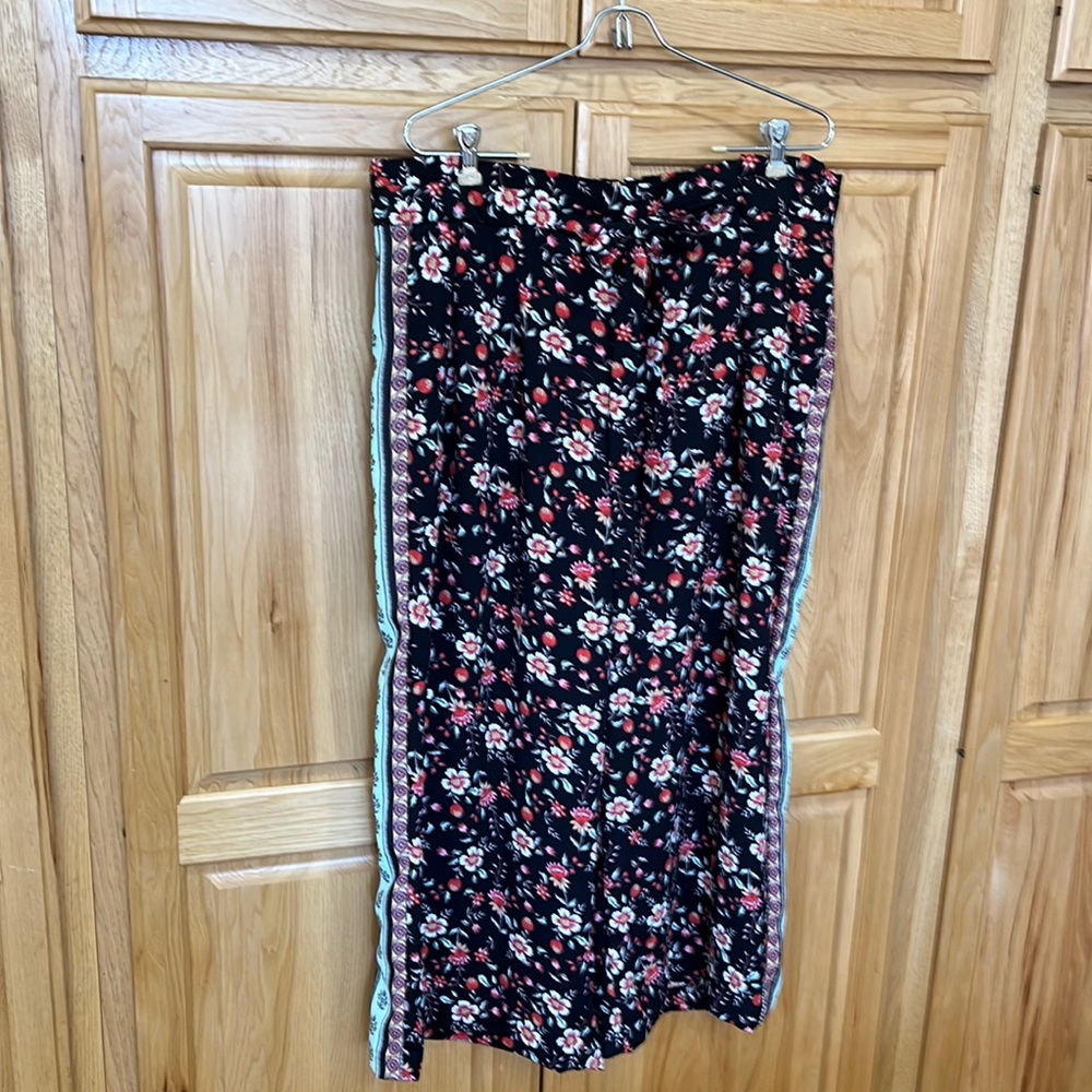 Adrienne Vittadini Black Floral Wide-Leg Capris with Side Stripe